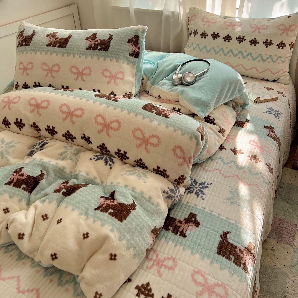 91家纺网 家纺一手货源 找家纺 桃喜 2025新款A类200g牛奶绒（含导电丝）印花床盖款四件套 费尔岛狗狗蓝