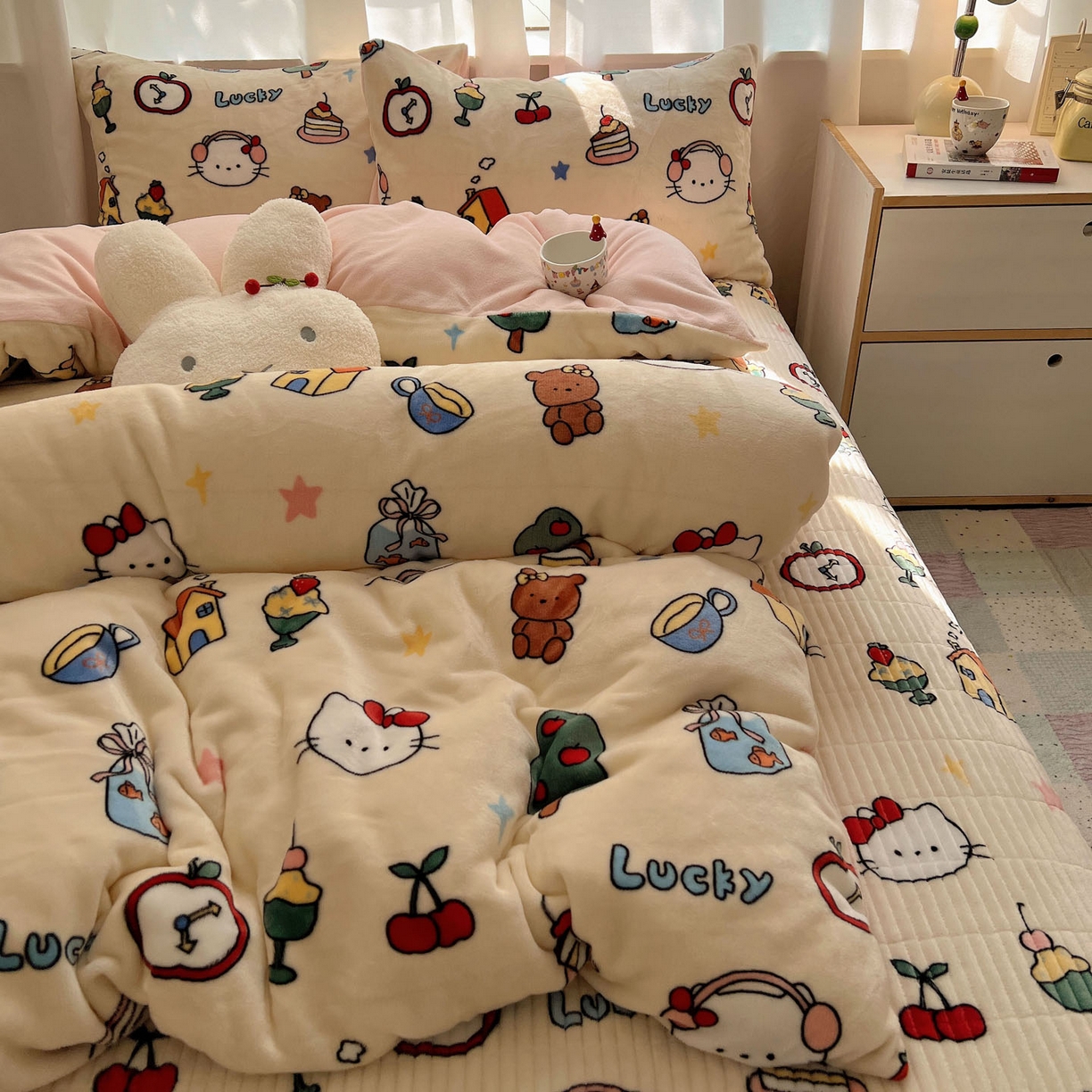 91家纺网 家纺一手货源 找家纺 桃喜 2025新款A类200g牛奶绒（含导电丝）印花床盖款四件套 涂鸦猫猫