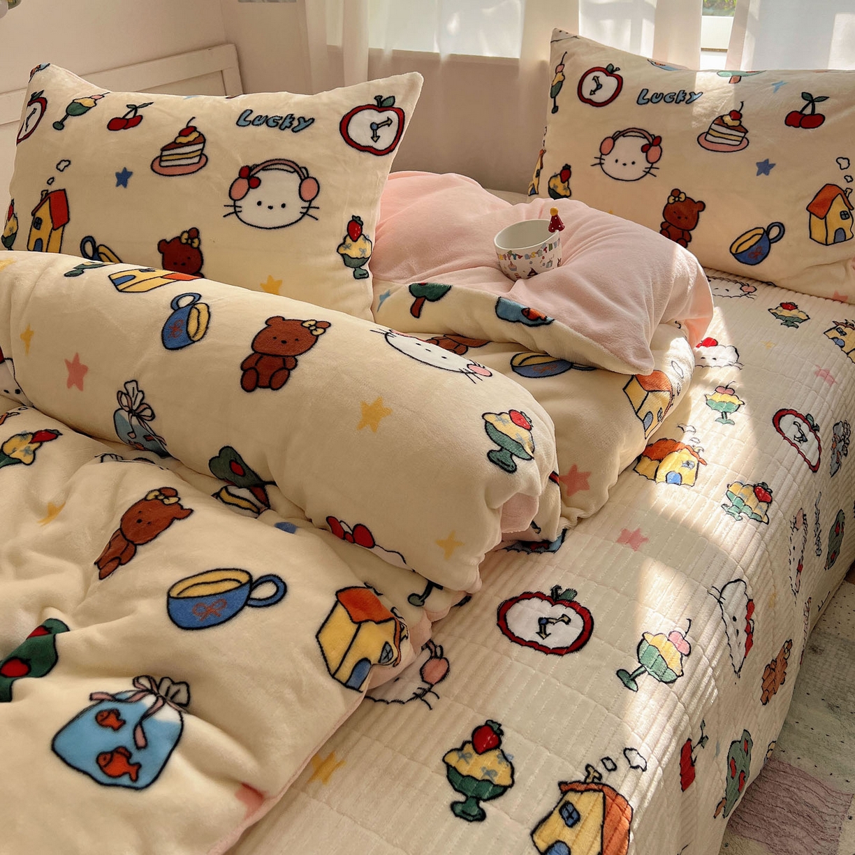 91家纺网 家纺一手货源 找家纺 桃喜 2025新款A类200g牛奶绒（含导电丝）印花床盖款四件套 涂鸦猫猫