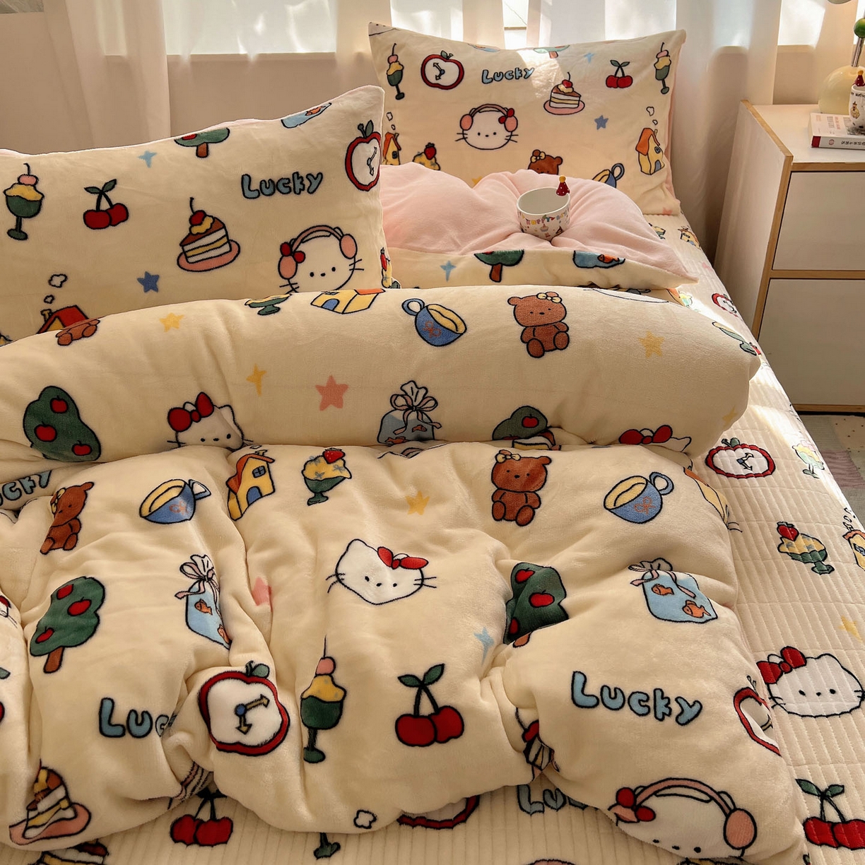 91家纺网 家纺一手货源 找家纺 桃喜 2025新款A类200g牛奶绒（含导电丝）印花床盖款四件套 涂鸦猫猫