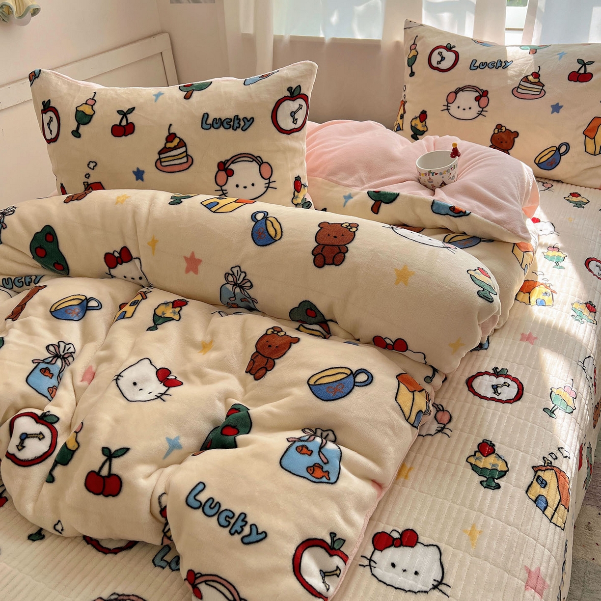 91家纺网 家纺一手货源 找家纺 桃喜 2025新款A类200g牛奶绒（含导电丝）印花床盖款四件套 涂鸦猫猫