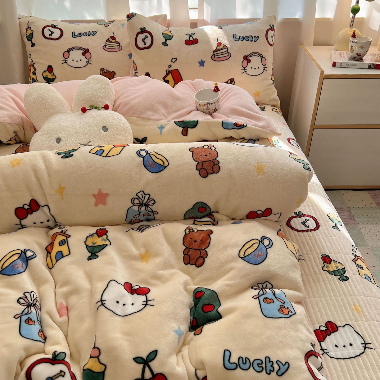 91家纺网 家纺一手货源 找家纺 桃喜 2025新款A类200g牛奶绒（含导电丝）印花床盖款四件套 涂鸦猫猫