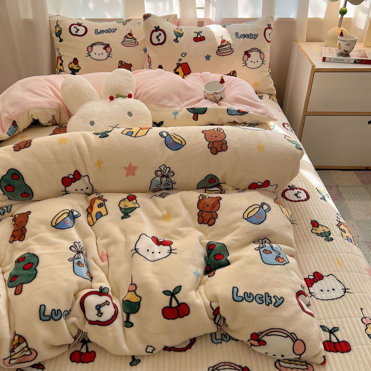 91家纺网 家纺一手货源 找家纺 桃喜 2025新款A类200g牛奶绒（含导电丝）印花床盖款四件套 涂鸦猫猫