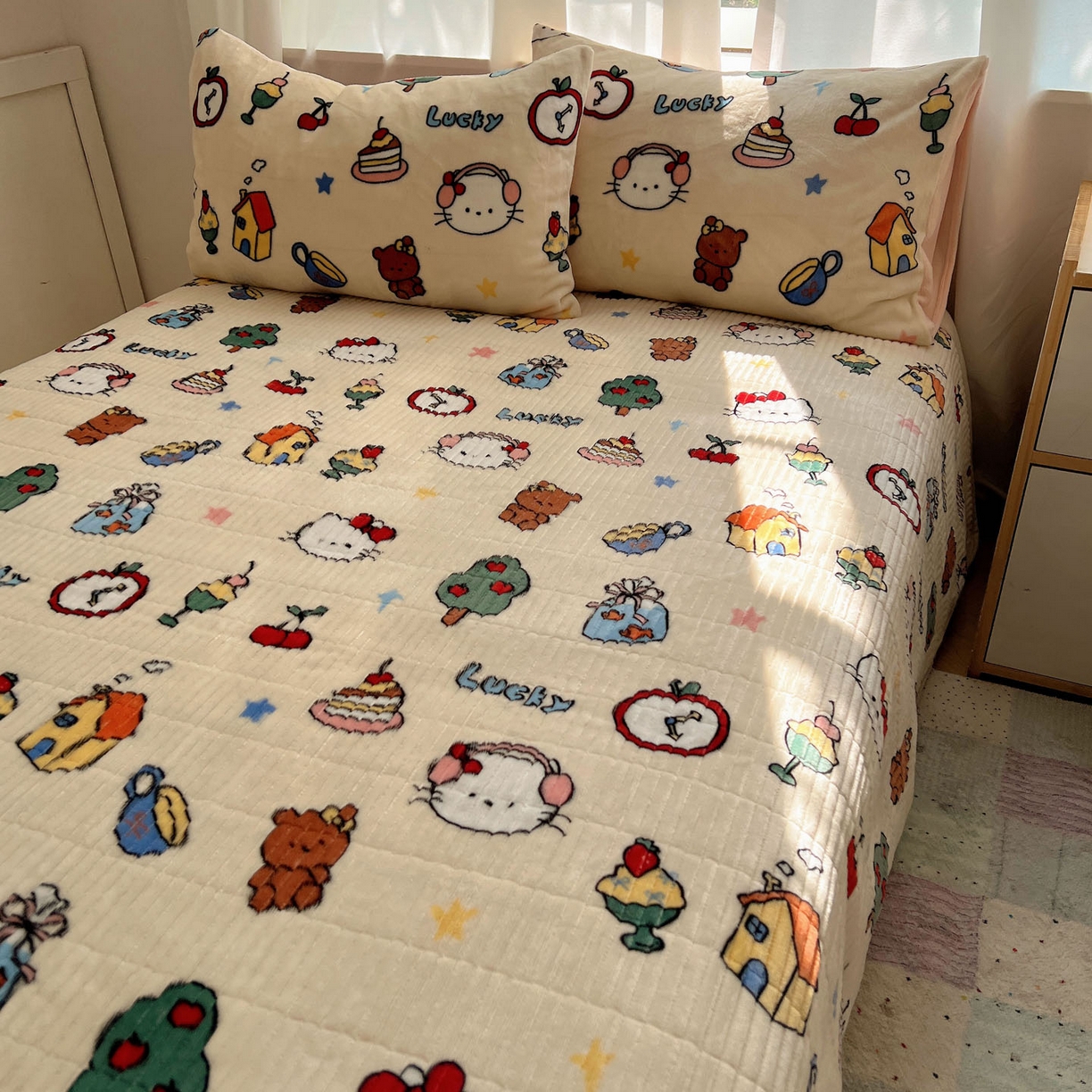 91家纺网 家纺一手货源 找家纺 桃喜 2025新款A类200g牛奶绒（含导电丝）印花床盖款四件套 涂鸦猫猫