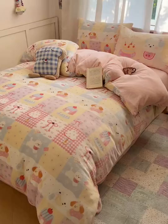 91家纺网 家纺一手货源 找家纺 桃喜 2025新款A类200g牛奶绒（含导电丝）印花床盖款四件套 房子小狗