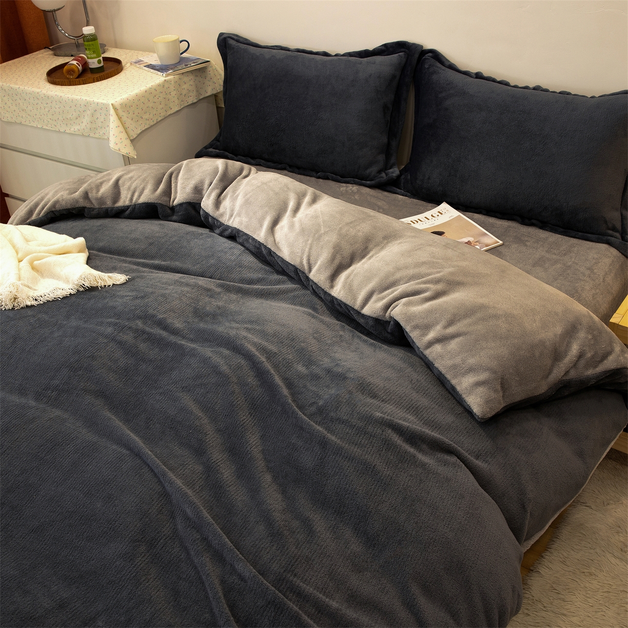 91家纺网 家纺一手货源 找家纺 兰紫橙家纺 2025新款双面绒纯色双拼牛奶绒四件套 深灰+浅灰