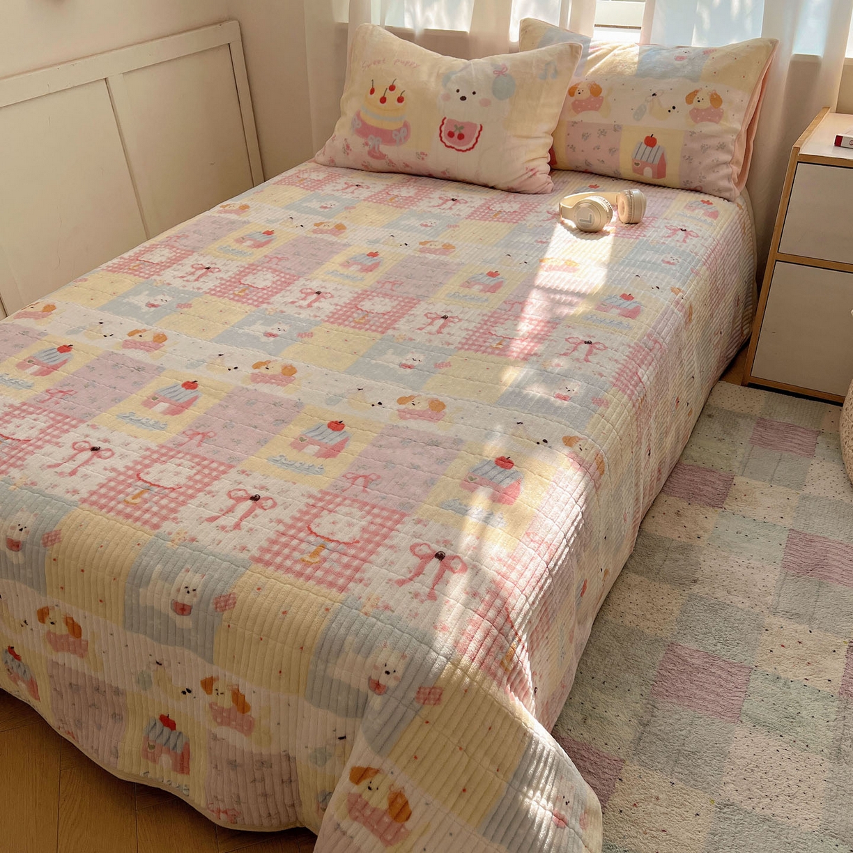 91家纺网 家纺一手货源 找家纺 桃喜 2025新款A类200g牛奶绒（含导电丝）印花床盖款四件套 房子小狗