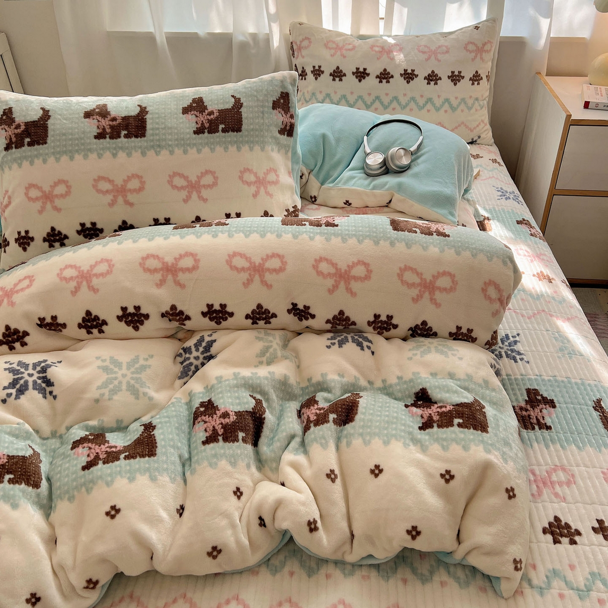 91家纺网 家纺一手货源 找家纺 桃喜 2025新款A类200g牛奶绒（含导电丝）印花床盖款四件套 费尔岛狗狗蓝