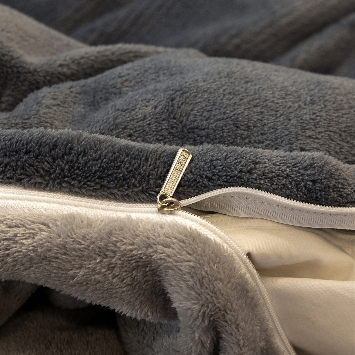 91家纺网 家纺一手货源 找家纺 兰紫橙家纺 2025新款双面绒纯色双拼牛奶绒四件套 深灰+浅灰