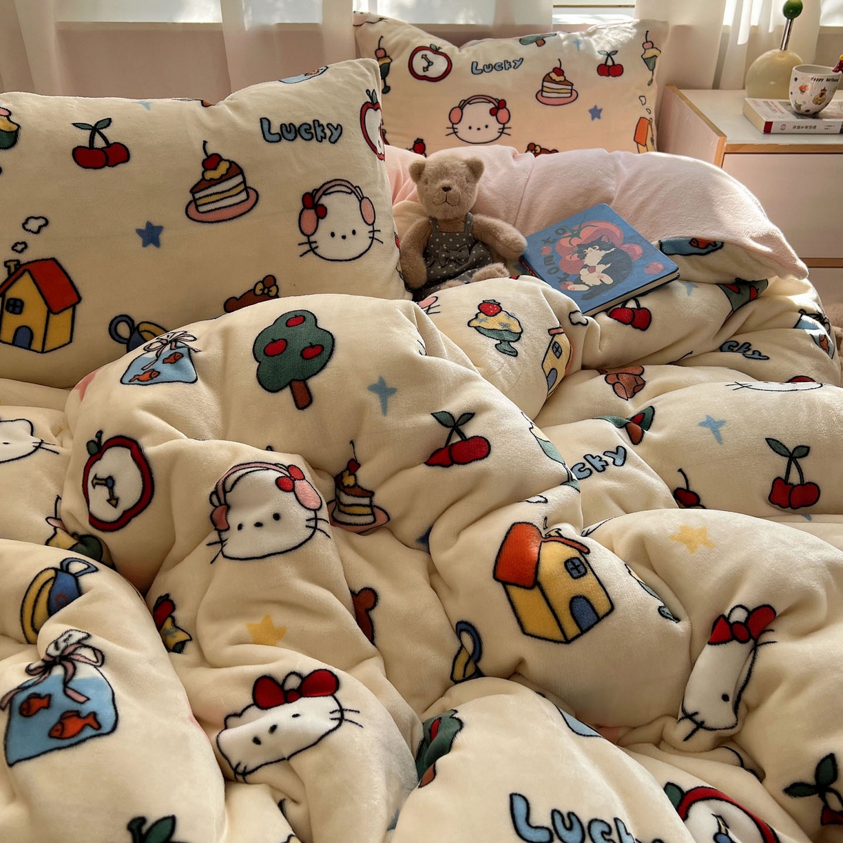 91家纺网 家纺一手货源 找家纺 桃喜 2025新款A类200g牛奶绒（含导电丝）印花床盖款四件套 涂鸦猫猫