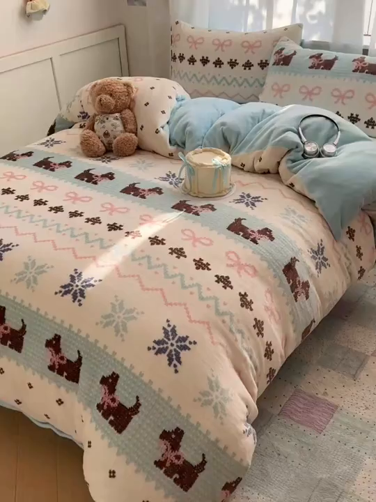 91家纺网 家纺一手货源 找家纺 桃喜 2025新款A类200g牛奶绒（含导电丝）印花床盖款四件套 费尔岛狗狗蓝