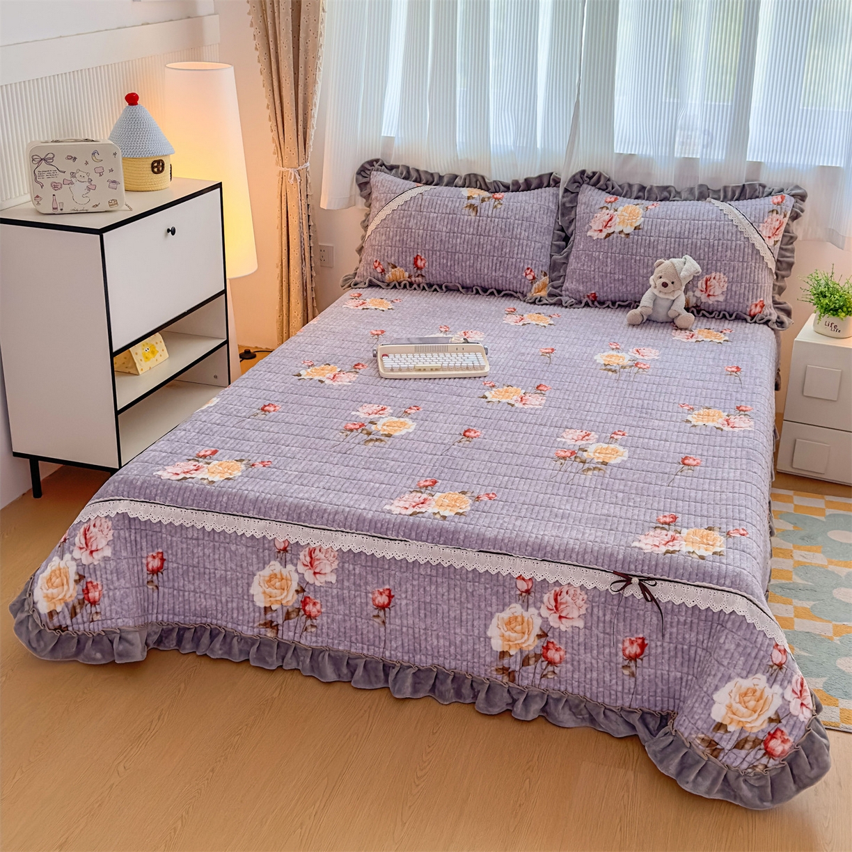 91家纺网 家纺一手货源 找家纺 恒爱家纺 2025新款牛奶绒夹棉花边床盖系列三件套 争奇斗艳-紫