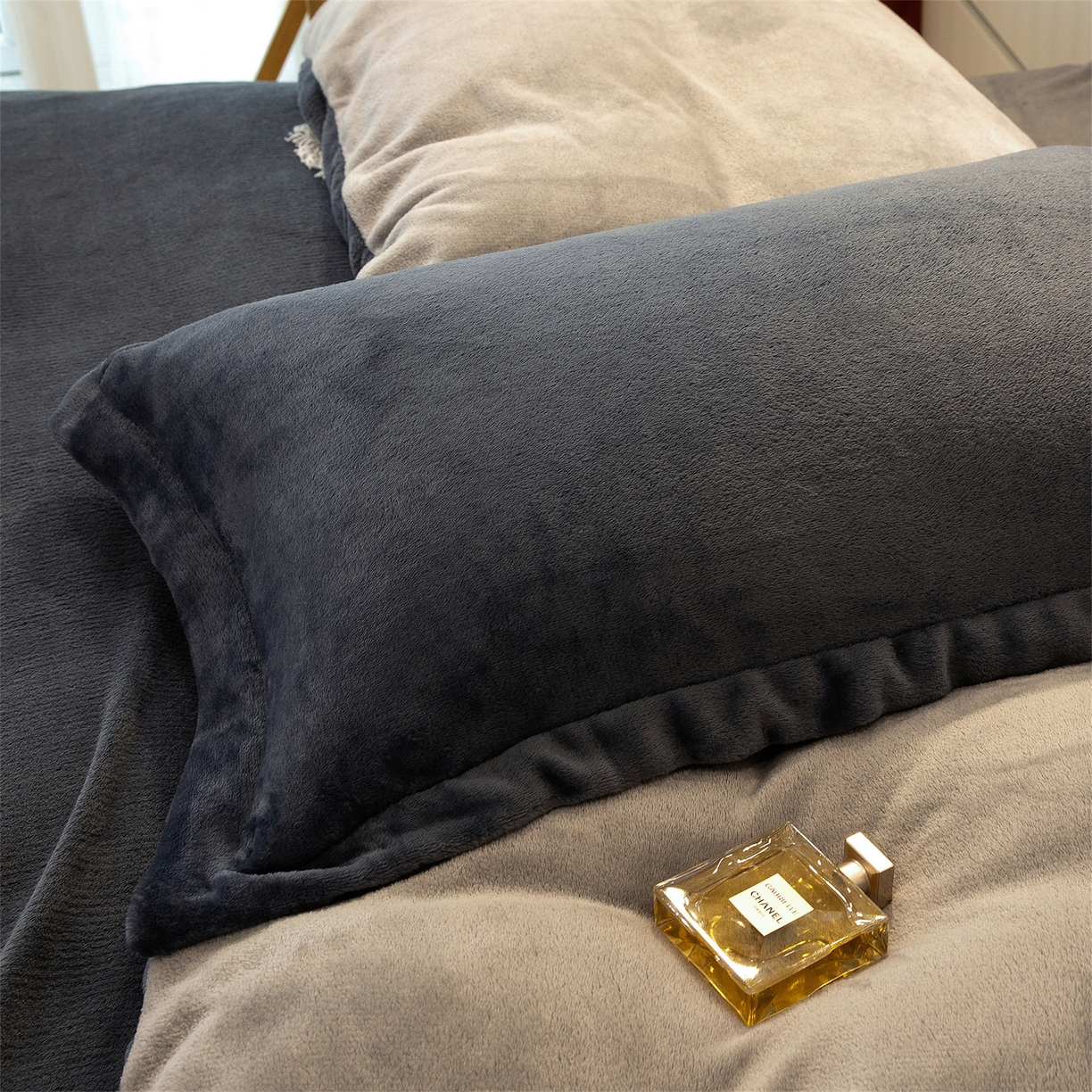 91家纺网 家纺一手货源 找家纺 兰紫橙家纺 2025新款双面绒纯色双拼牛奶绒四件套 深灰+浅灰