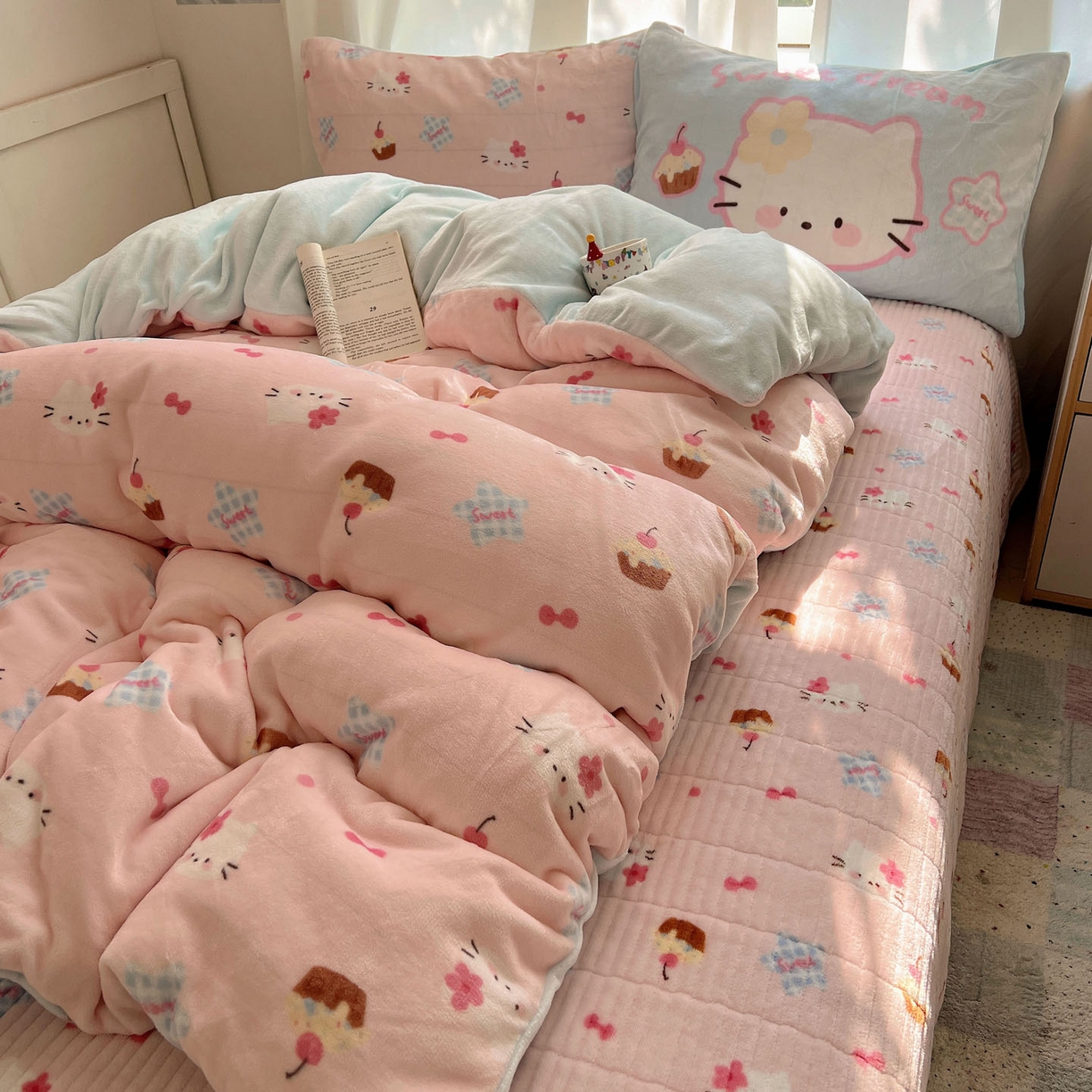 91家纺网 家纺一手货源 找家纺 桃喜 2025新款A类200g牛奶绒（含导电丝）印花床盖款四件套 蛋糕幸运猫