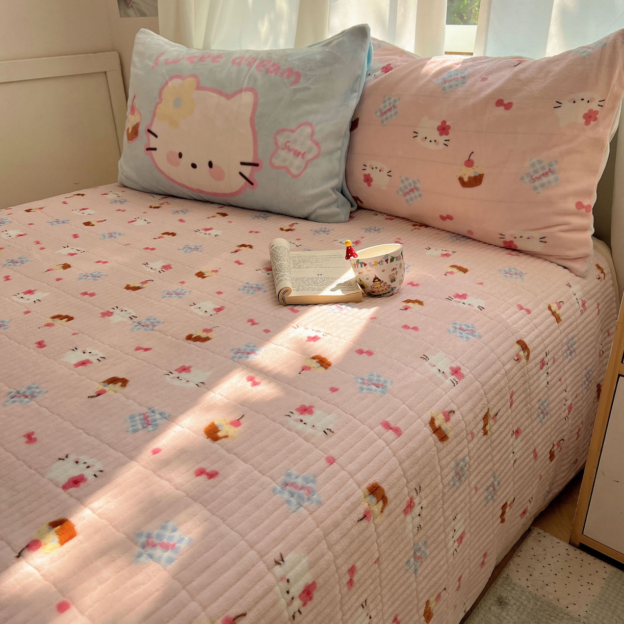 91家纺网 家纺一手货源 找家纺 桃喜 2025新款A类200g牛奶绒（含导电丝）印花床盖款四件套 蛋糕幸运猫