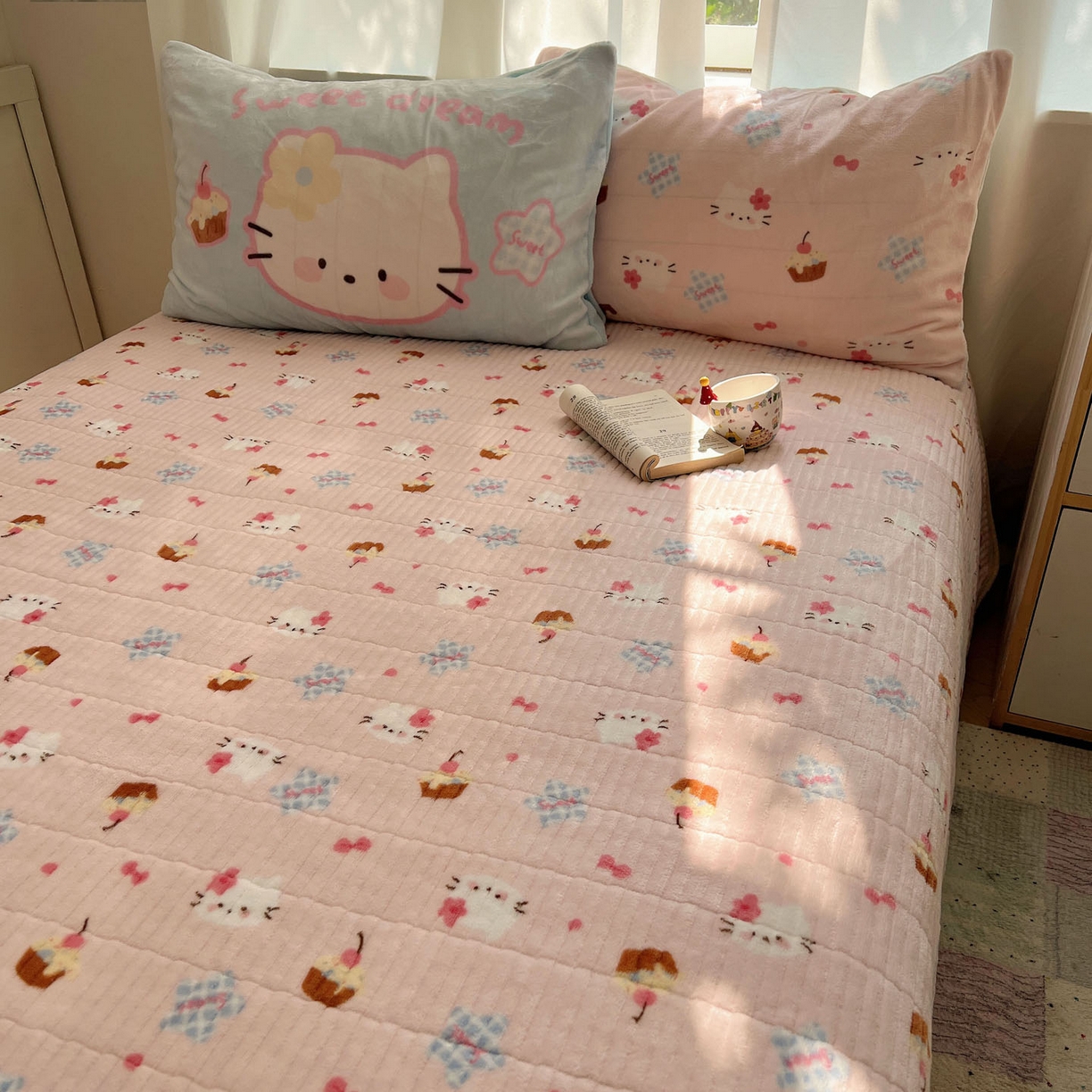 91家纺网 家纺一手货源 找家纺 桃喜 2025新款A类200g牛奶绒（含导电丝）印花床盖款四件套 蛋糕幸运猫