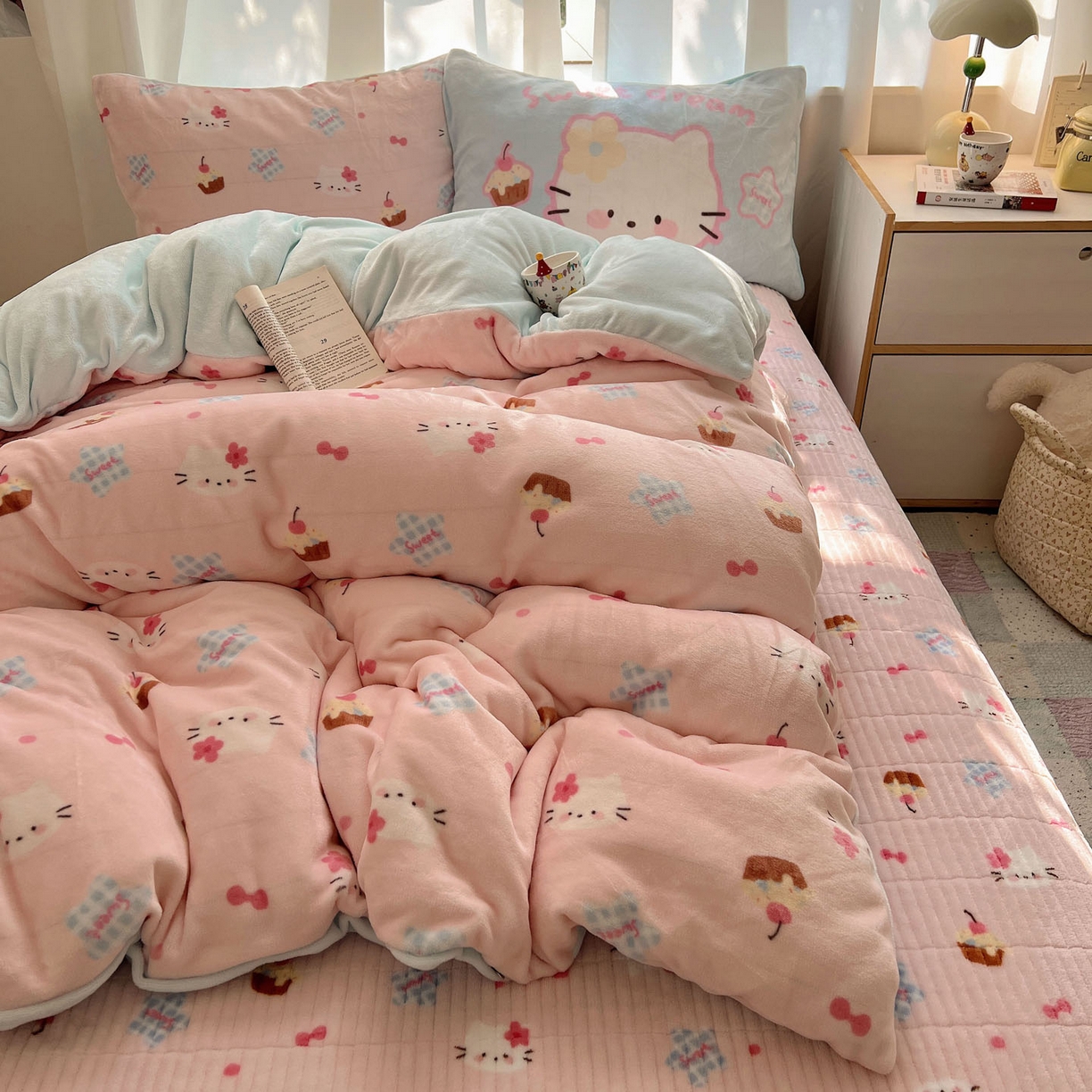 91家纺网 家纺一手货源 找家纺 桃喜 2025新款A类200g牛奶绒（含导电丝）印花床盖款四件套 蛋糕幸运猫