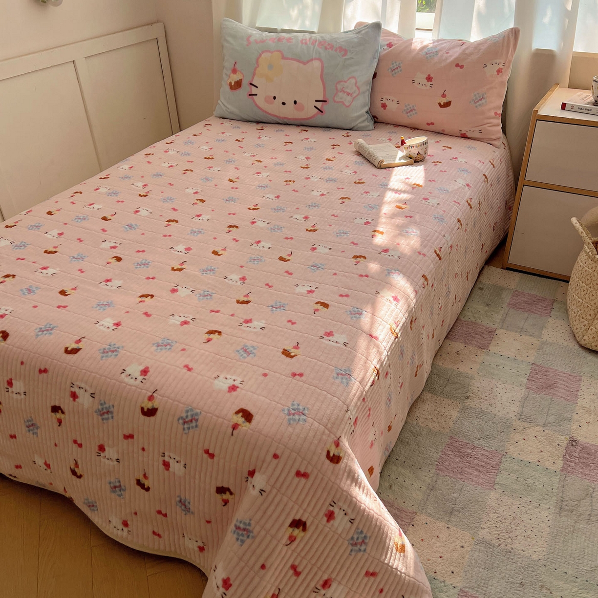 91家纺网 家纺一手货源 找家纺 桃喜 2025新款A类200g牛奶绒（含导电丝）印花床盖款四件套 蛋糕幸运猫