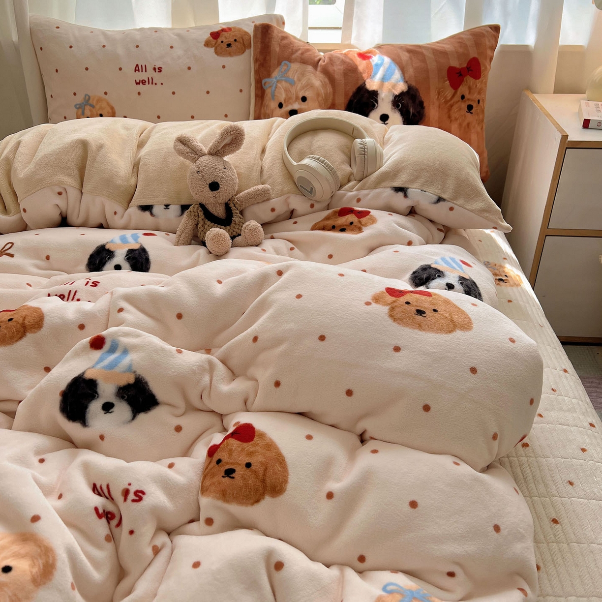 91家纺网 家纺一手货源 找家纺 桃喜 2025新款A类200g牛奶绒（含导电丝）印花床盖款四件套 幸运狗狗