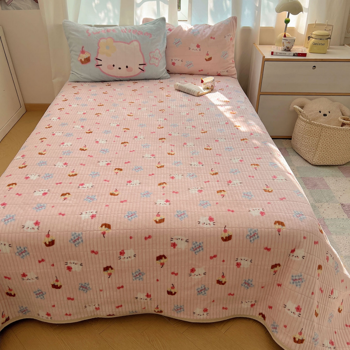 91家纺网 家纺一手货源 找家纺 桃喜 2025新款A类200g牛奶绒（含导电丝）印花床盖款四件套 蛋糕幸运猫