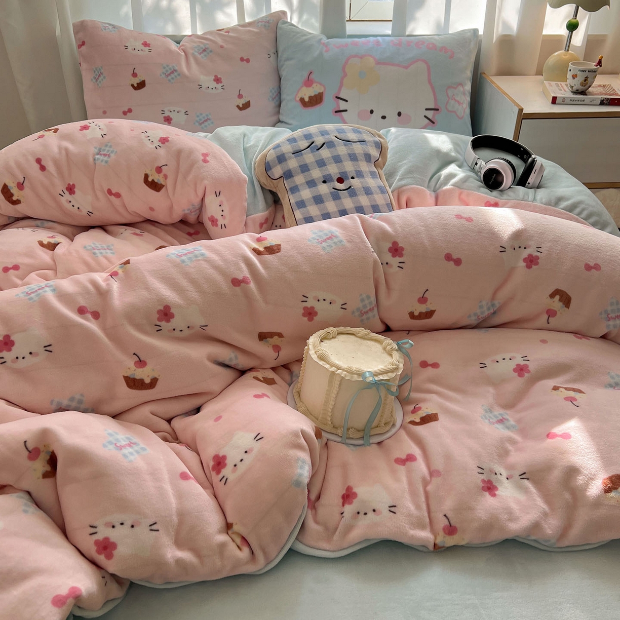 91家纺网 家纺一手货源 找家纺 桃喜 2025新款A类200g牛奶绒（含导电丝）印花床盖款四件套 蛋糕幸运猫