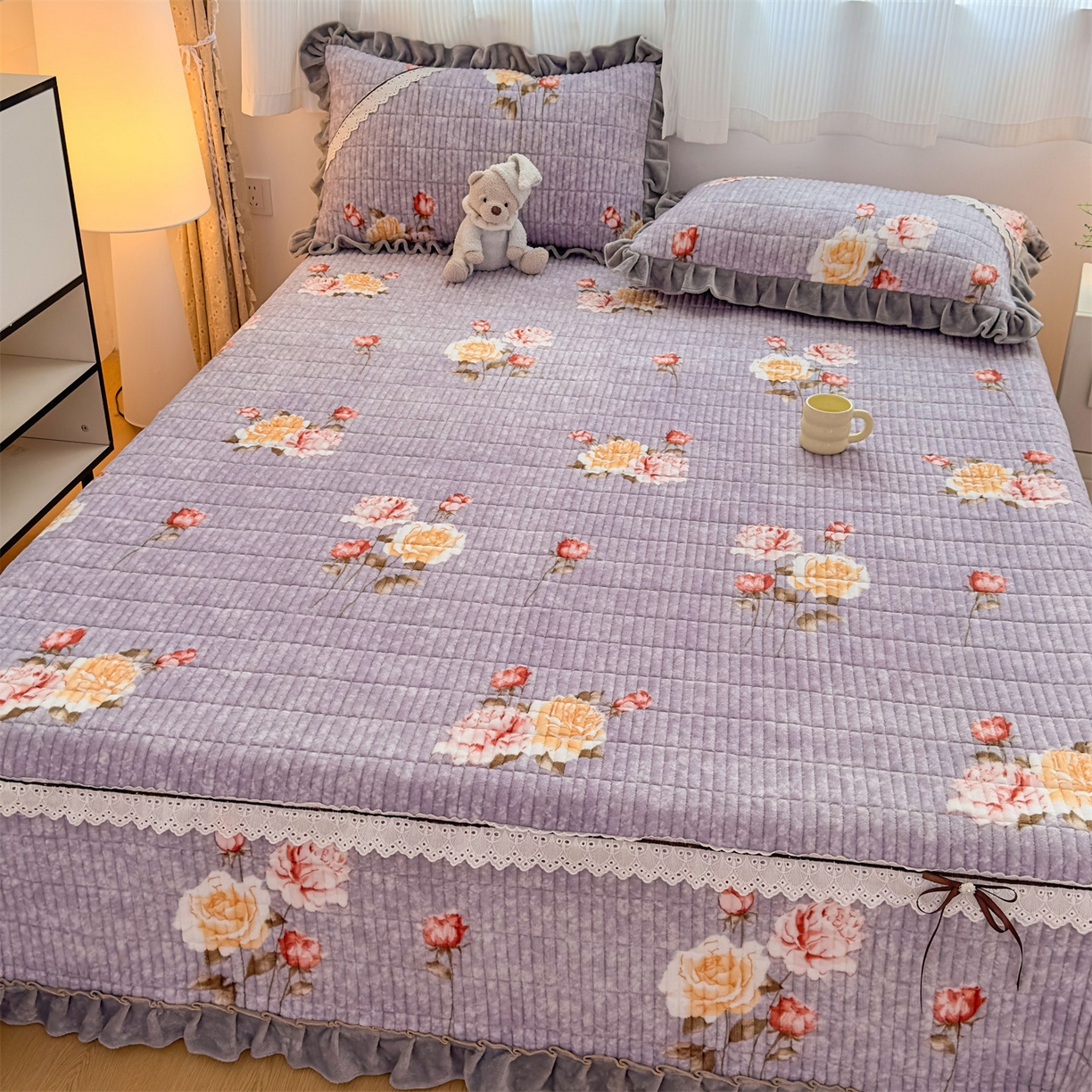 91家纺网 家纺一手货源 找家纺 恒爱家纺 2025新款牛奶绒夹棉花边床盖系列三件套 争奇斗艳-紫