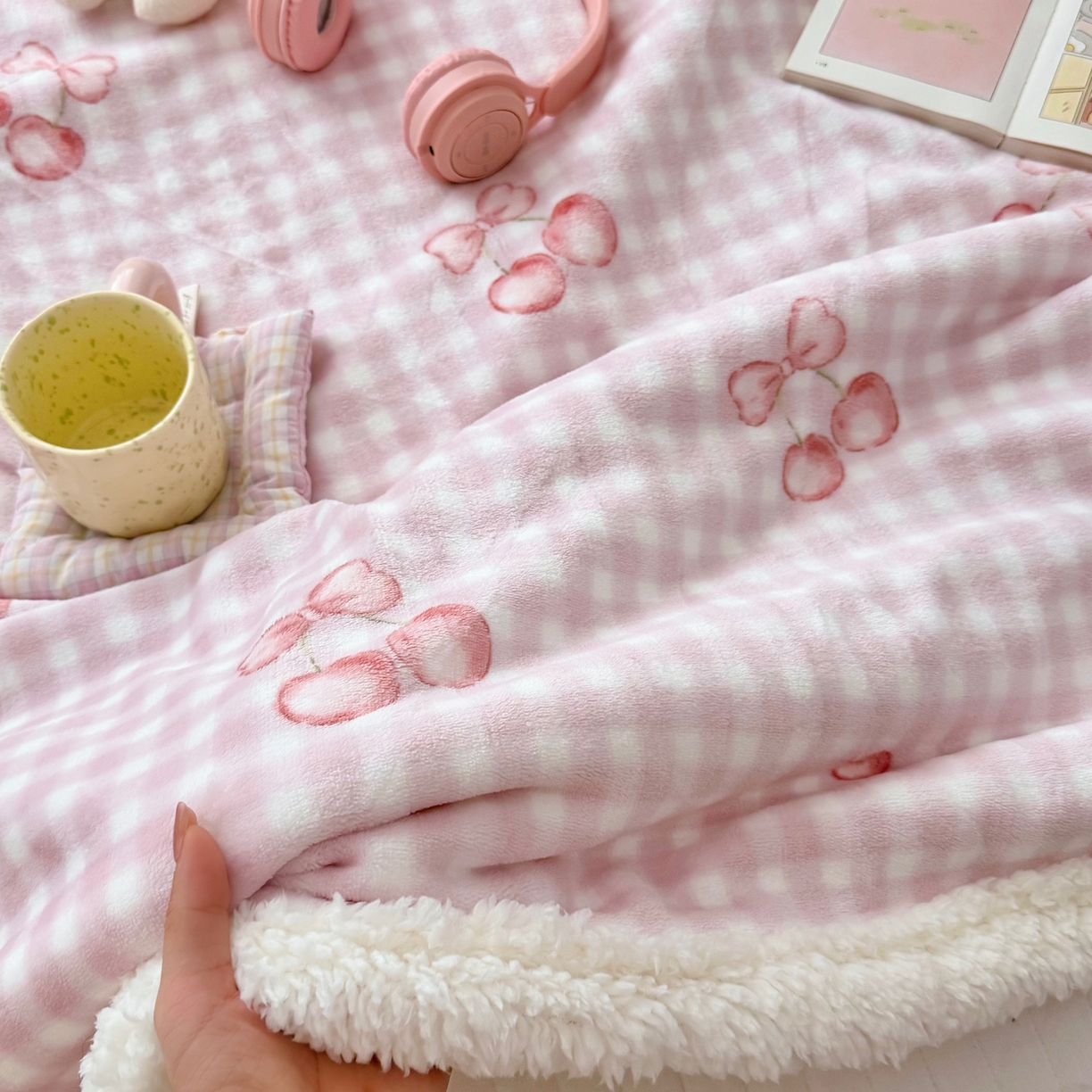 91家纺网 家纺一手货源 找家纺 航途席业 2025新款200g牛奶绒羊羔绒毛毯 小樱桃