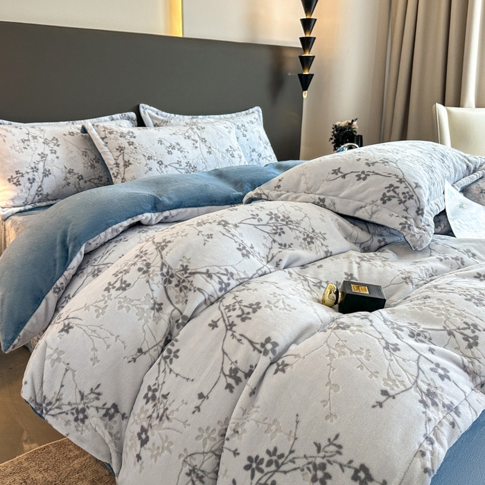 91家纺网 家纺一手货源 找家纺 大米家居 2025新款高克重简约雕花绒四件套寒梅系列 寒梅-海蓝