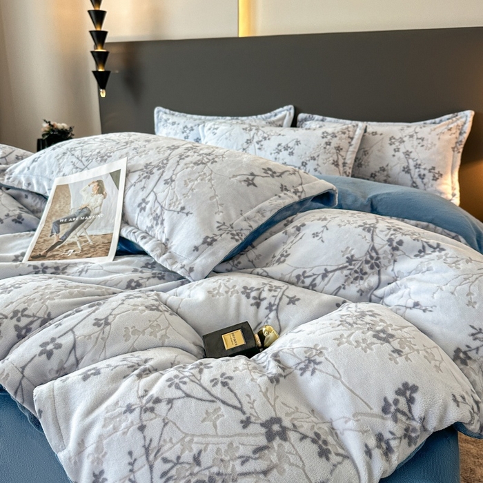 91家纺网 家纺一手货源 找家纺 大米家居 2025新款高克重简约雕花绒四件套寒梅系列 寒梅-海蓝