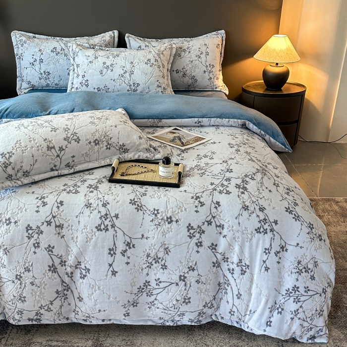 91家纺网 家纺一手货源 找家纺 大米家居 2025新款高克重简约雕花绒四件套寒梅系列 寒梅-海蓝