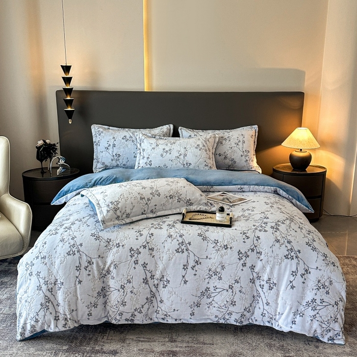 91家纺网 家纺一手货源 找家纺 大米家居 2025新款高克重简约雕花绒四件套寒梅系列 寒梅-海蓝