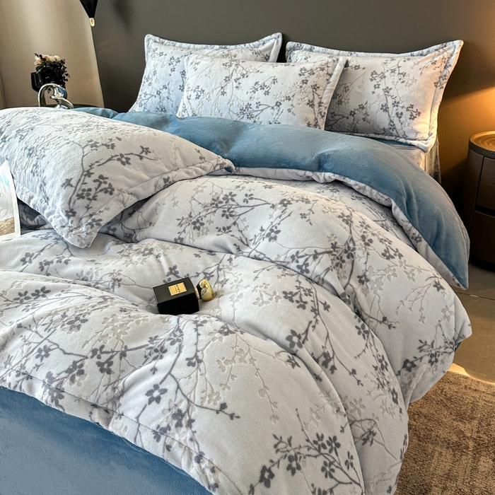 91家纺网 家纺一手货源 找家纺 大米家居 2025新款高克重简约雕花绒四件套寒梅系列 寒梅-海蓝