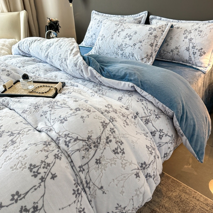 91家纺网 家纺一手货源 找家纺 大米家居 2025新款高克重简约雕花绒四件套寒梅系列 寒梅-海蓝