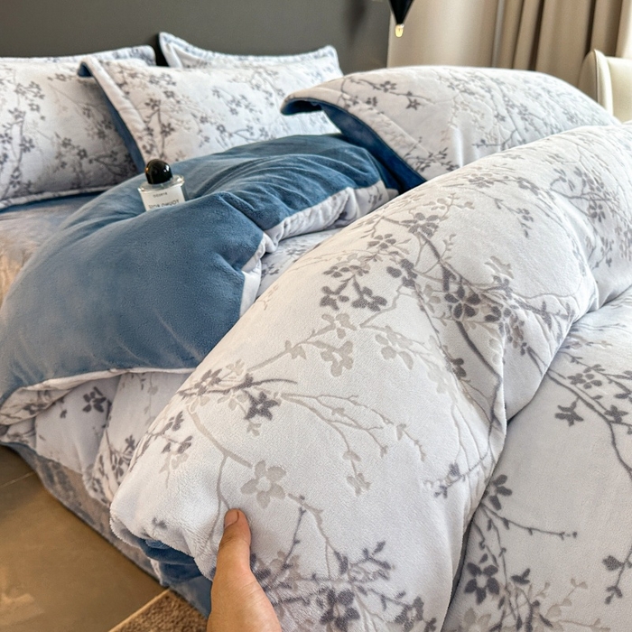 91家纺网 家纺一手货源 找家纺 大米家居 2025新款高克重简约雕花绒四件套寒梅系列 寒梅-海蓝