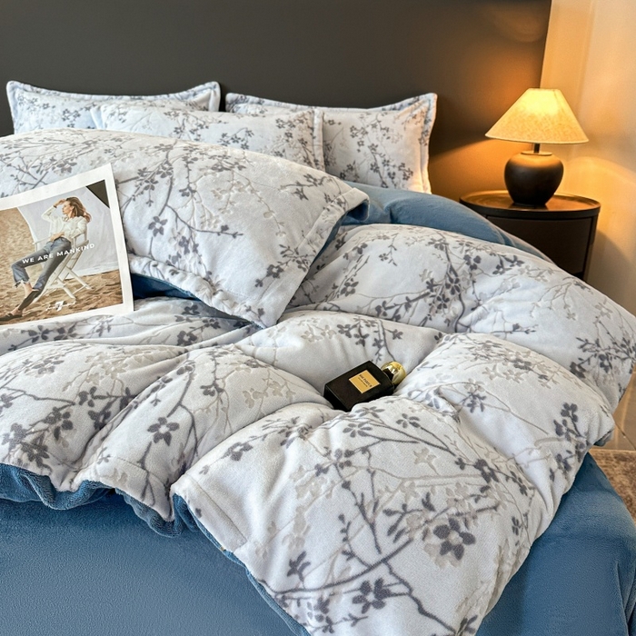 91家纺网 家纺一手货源 找家纺 大米家居 2025新款高克重简约雕花绒四件套寒梅系列 寒梅-海蓝