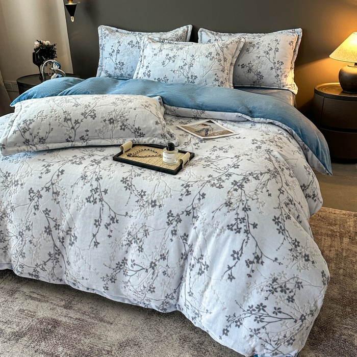 91家纺网 家纺一手货源 找家纺 大米家居 2025新款高克重简约雕花绒四件套寒梅系列 寒梅-海蓝