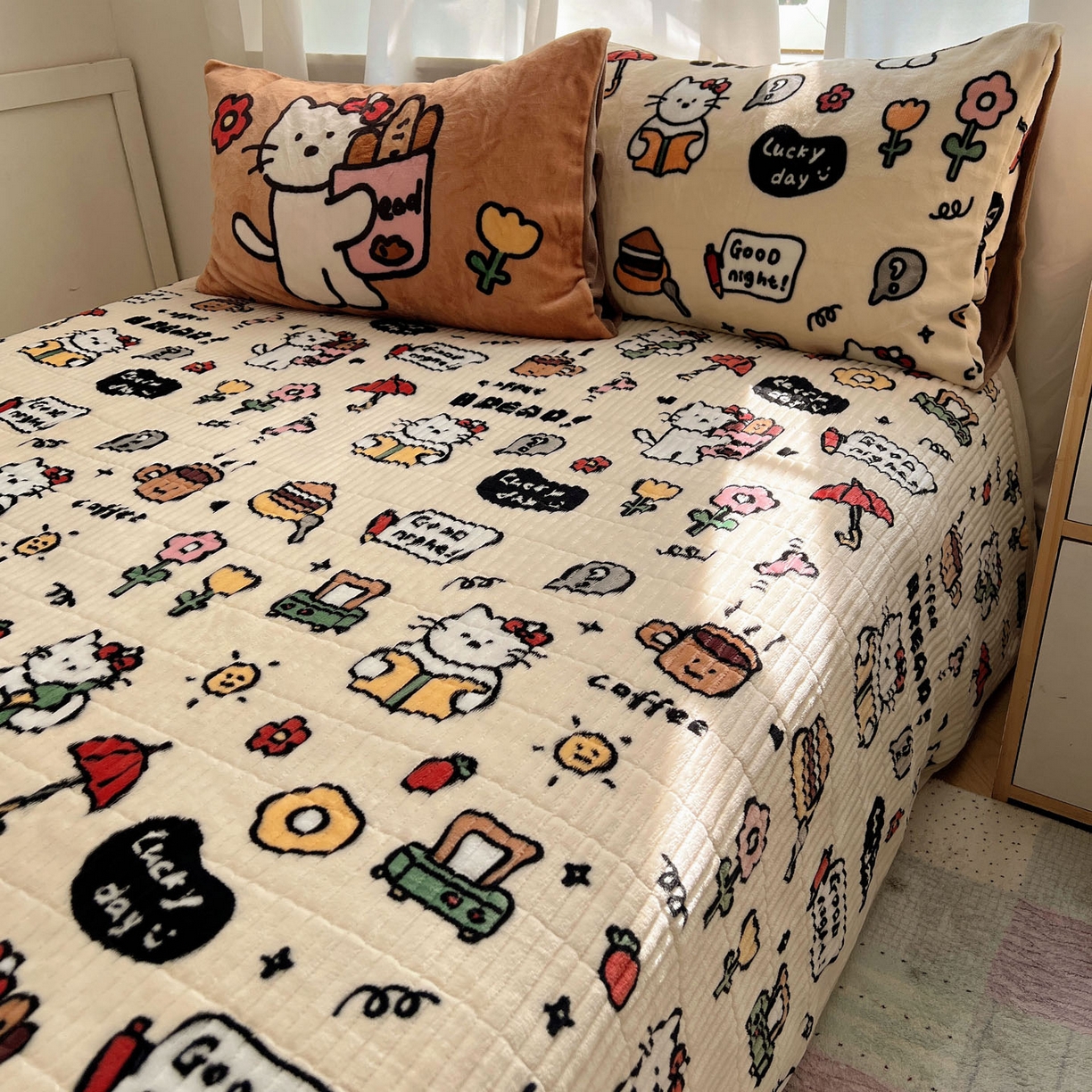 91家纺网 家纺一手货源 找家纺 桃喜 2025新款A类200g牛奶绒（含导电丝）印花床盖款四件套 小猫笔记