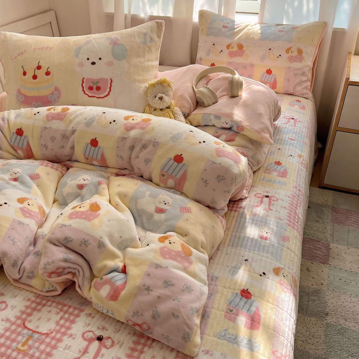 91家纺网 家纺一手货源 找家纺 桃喜 2025新款A类200g牛奶绒（含导电丝）印花床盖款四件套 房子小狗