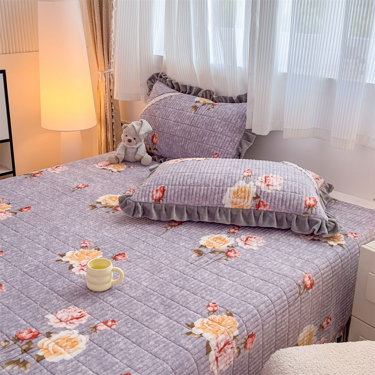 91家纺网 家纺一手货源 找家纺 恒爱家纺 2025新款牛奶绒夹棉花边床盖系列三件套 争奇斗艳-紫