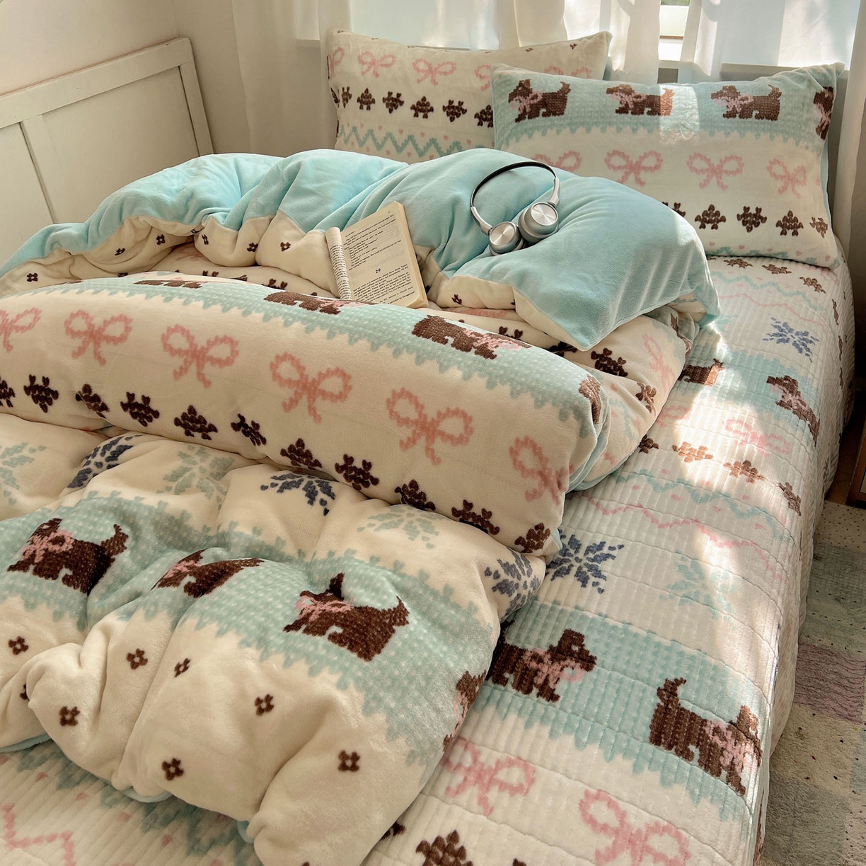 91家纺网 家纺一手货源 找家纺 桃喜 2025新款A类200g牛奶绒（含导电丝）印花床盖款四件套 费尔岛狗狗蓝