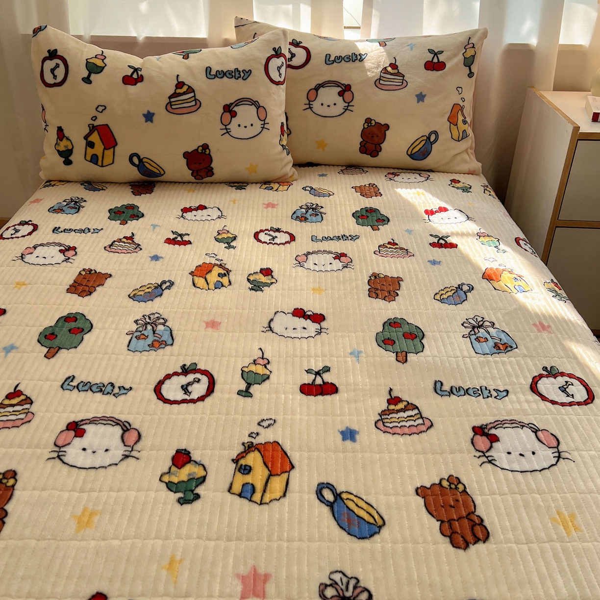 91家纺网 家纺一手货源 找家纺 桃喜 2025新款A类200g牛奶绒（含导电丝）印花床盖款四件套 涂鸦猫猫