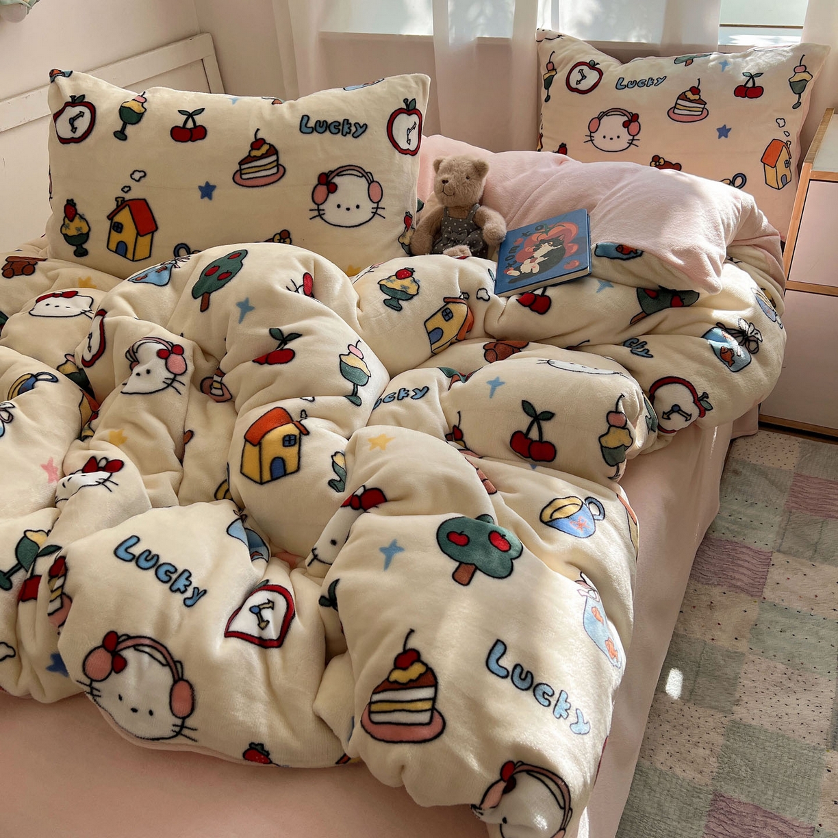 91家纺网 家纺一手货源 找家纺 桃喜 2025新款A类200g牛奶绒（含导电丝）印花床盖款四件套 涂鸦猫猫