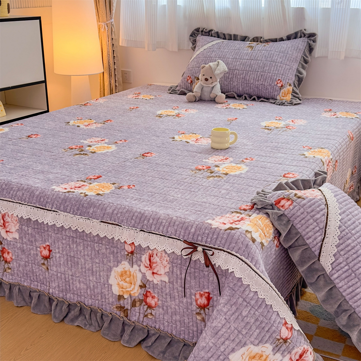 91家纺网 家纺一手货源 找家纺 恒爱家纺 2025新款牛奶绒夹棉花边床盖系列三件套 争奇斗艳-紫