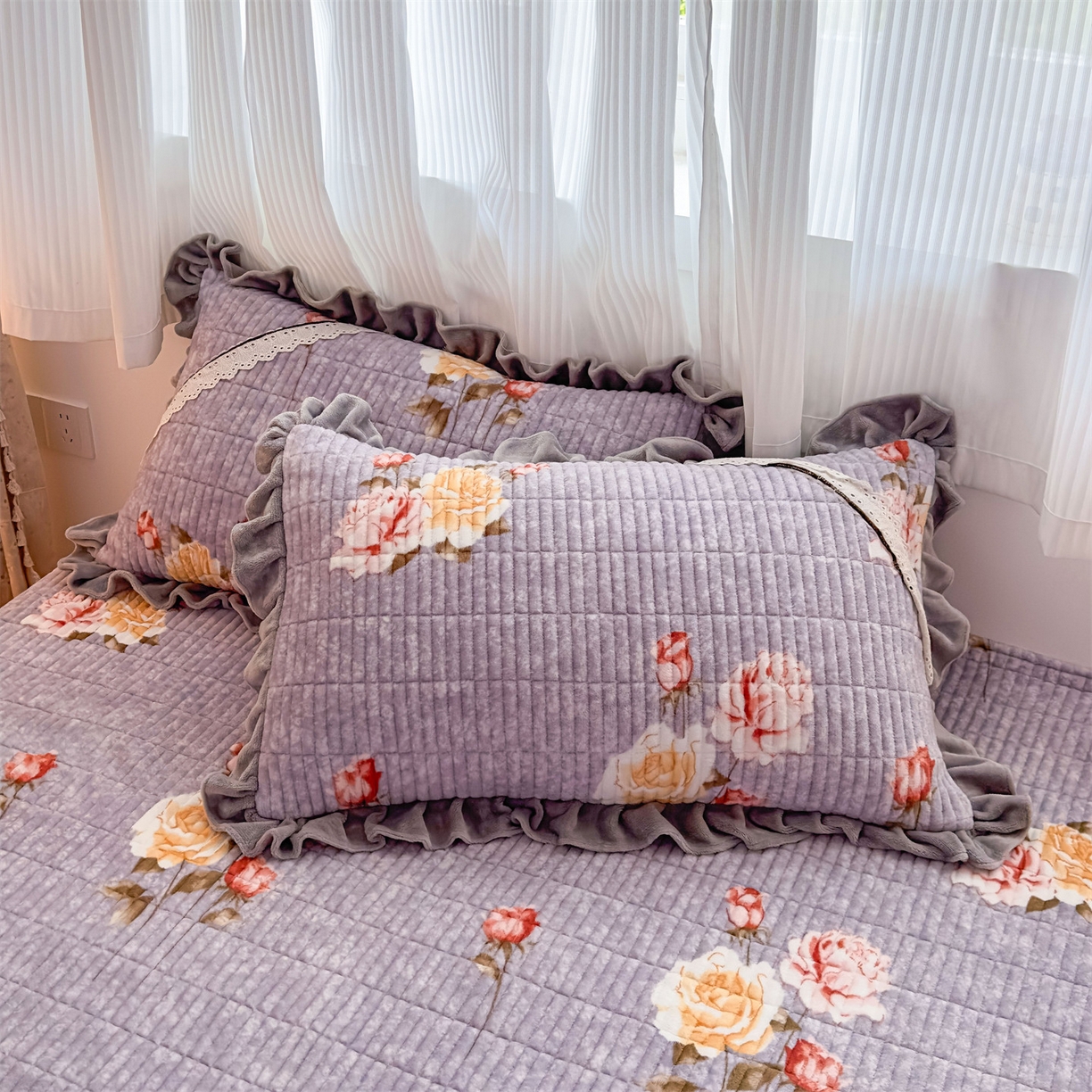 91家纺网 家纺一手货源 找家纺 恒爱家纺 2025新款牛奶绒夹棉花边床盖系列三件套 争奇斗艳-紫