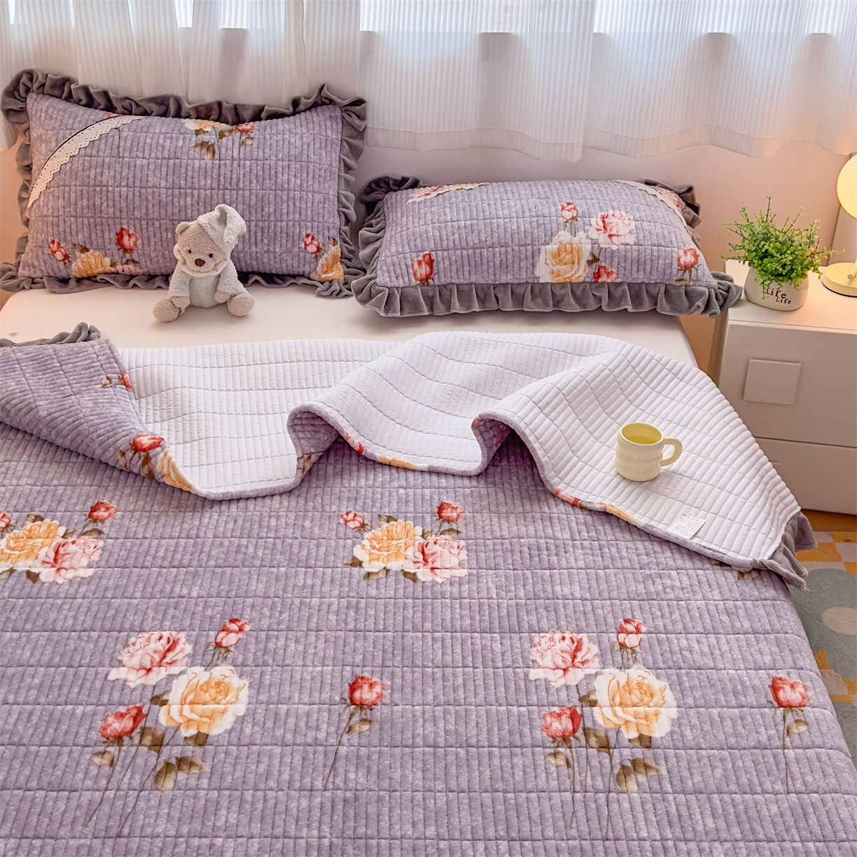 91家纺网 家纺一手货源 找家纺 恒爱家纺 2025新款牛奶绒夹棉花边床盖系列三件套 争奇斗艳-紫