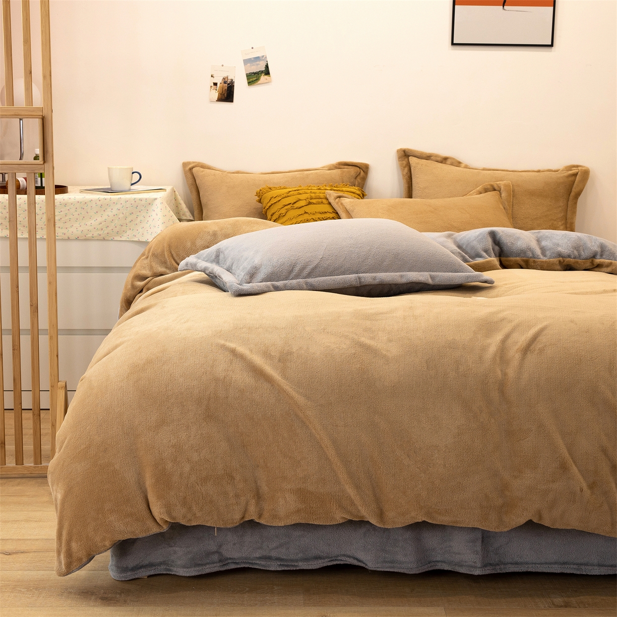 91家纺网 家纺一手货源 找家纺 兰紫橙家纺 2025新款双面绒纯色双拼牛奶绒四件套 驼色+浅灰