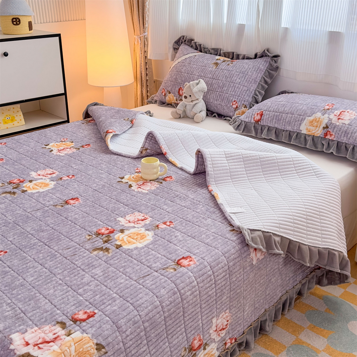 91家纺网 家纺一手货源 找家纺 恒爱家纺 2025新款牛奶绒夹棉花边床盖系列三件套 争奇斗艳-紫