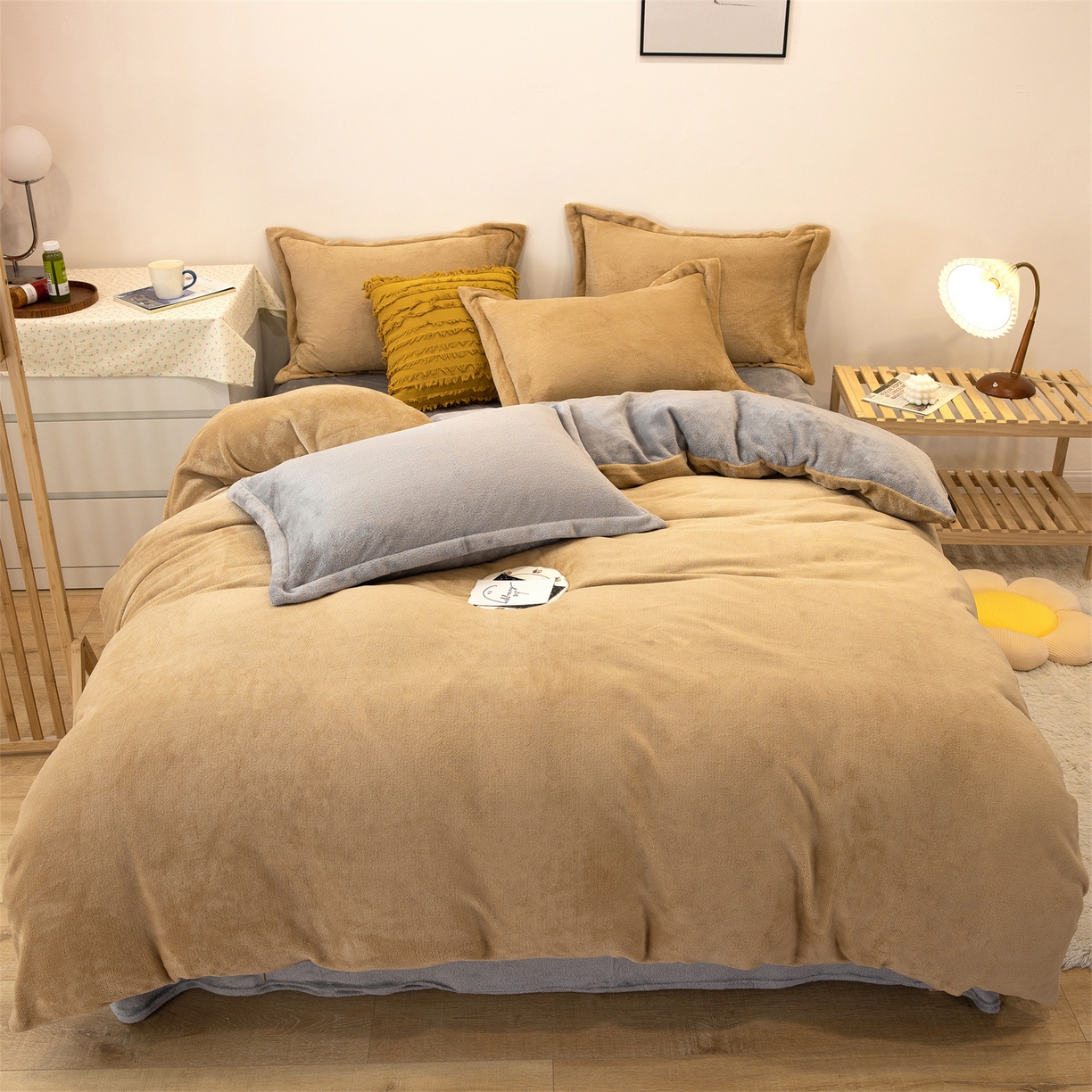 91家纺网 家纺一手货源 找家纺 兰紫橙家纺 2025新款双面绒纯色双拼牛奶绒四件套 驼色+浅灰