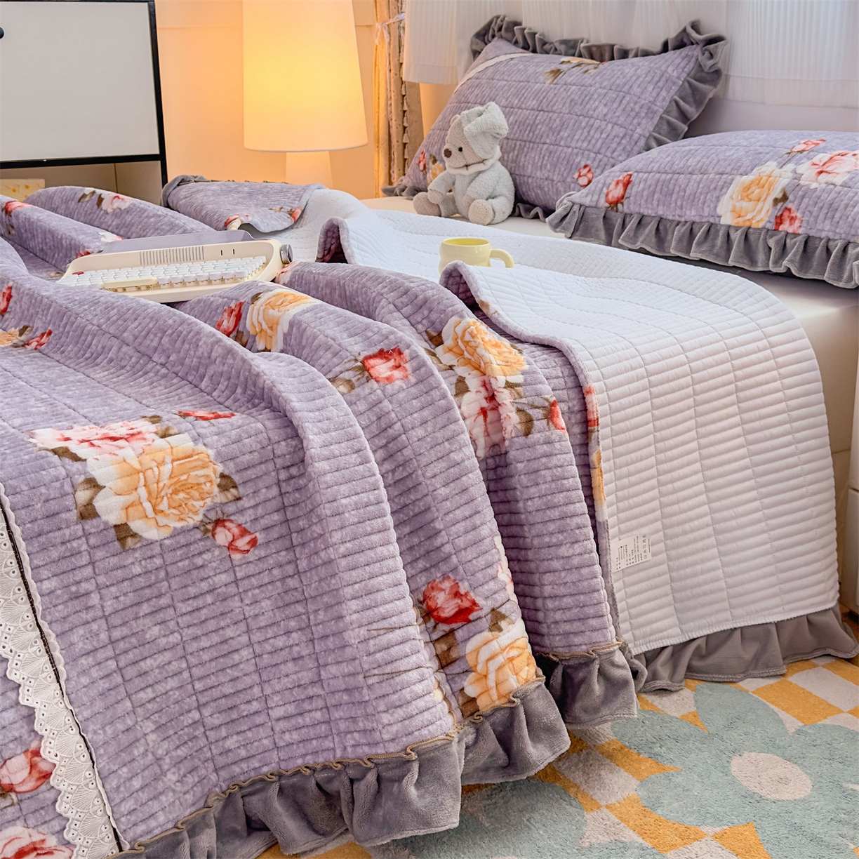 91家纺网 家纺一手货源 找家纺 恒爱家纺 2025新款牛奶绒夹棉花边床盖系列三件套 争奇斗艳-紫