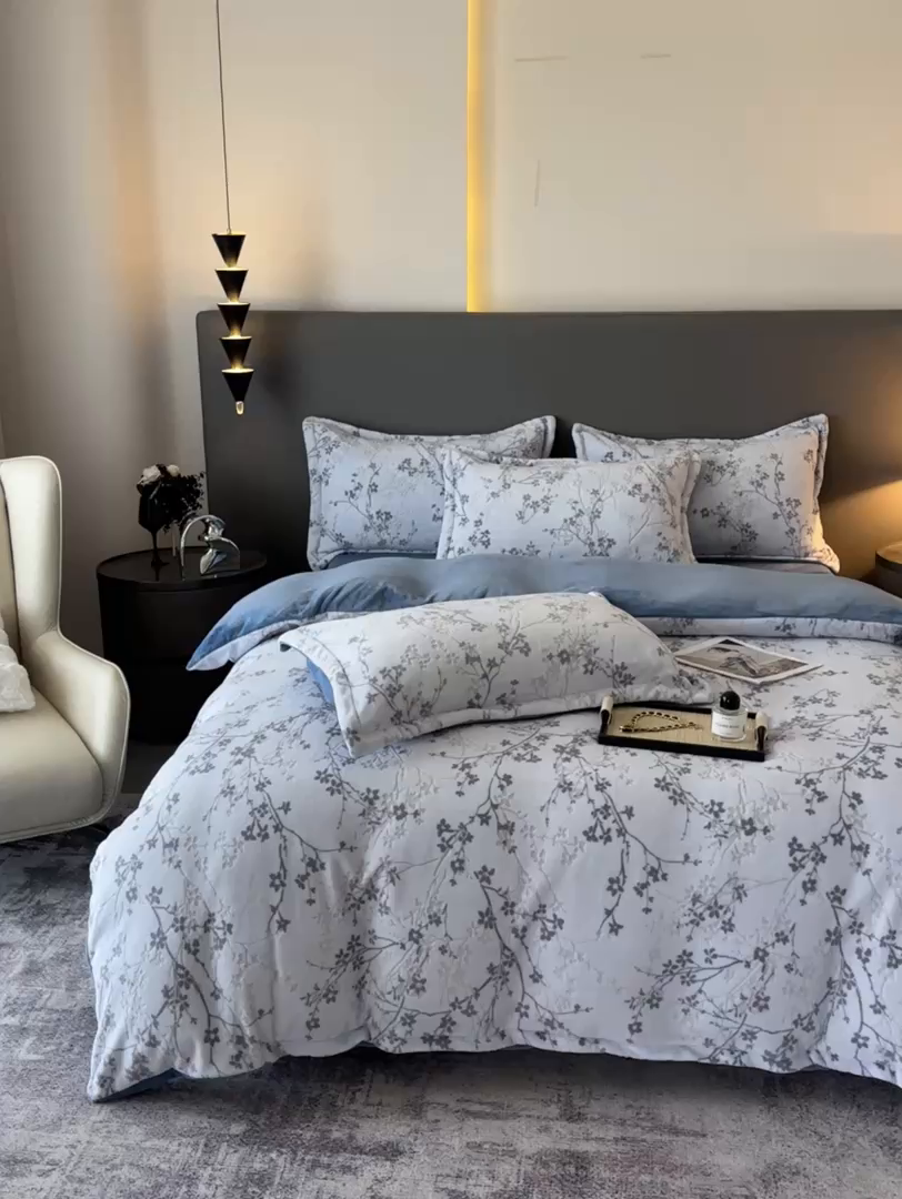 91家纺网 家纺一手货源 找家纺 大米家居 2025新款高克重简约雕花绒四件套寒梅系列 寒梅-海蓝